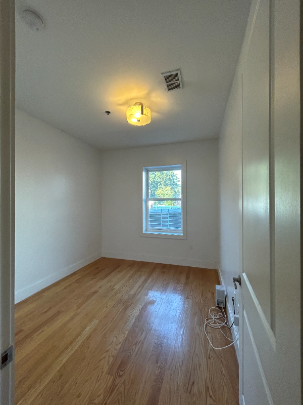 646 Montgomery St #1F - Photo 4 of 38