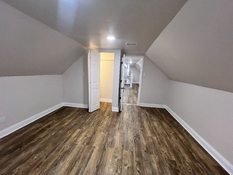 8208 S Shore Ave #3 - Photo 4 of 11