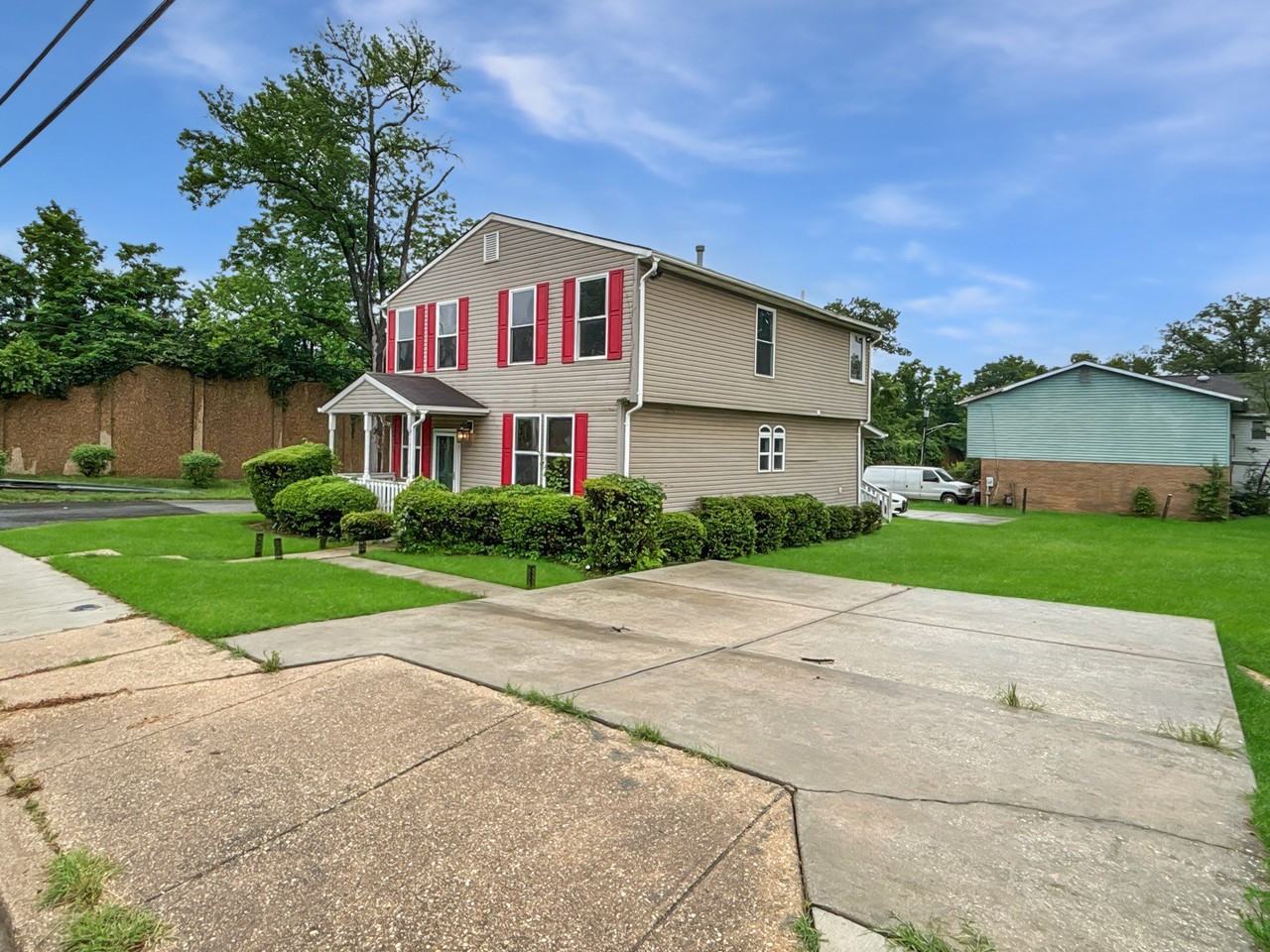 8905 Glenarden Pkwy - Photo 2 of 35
