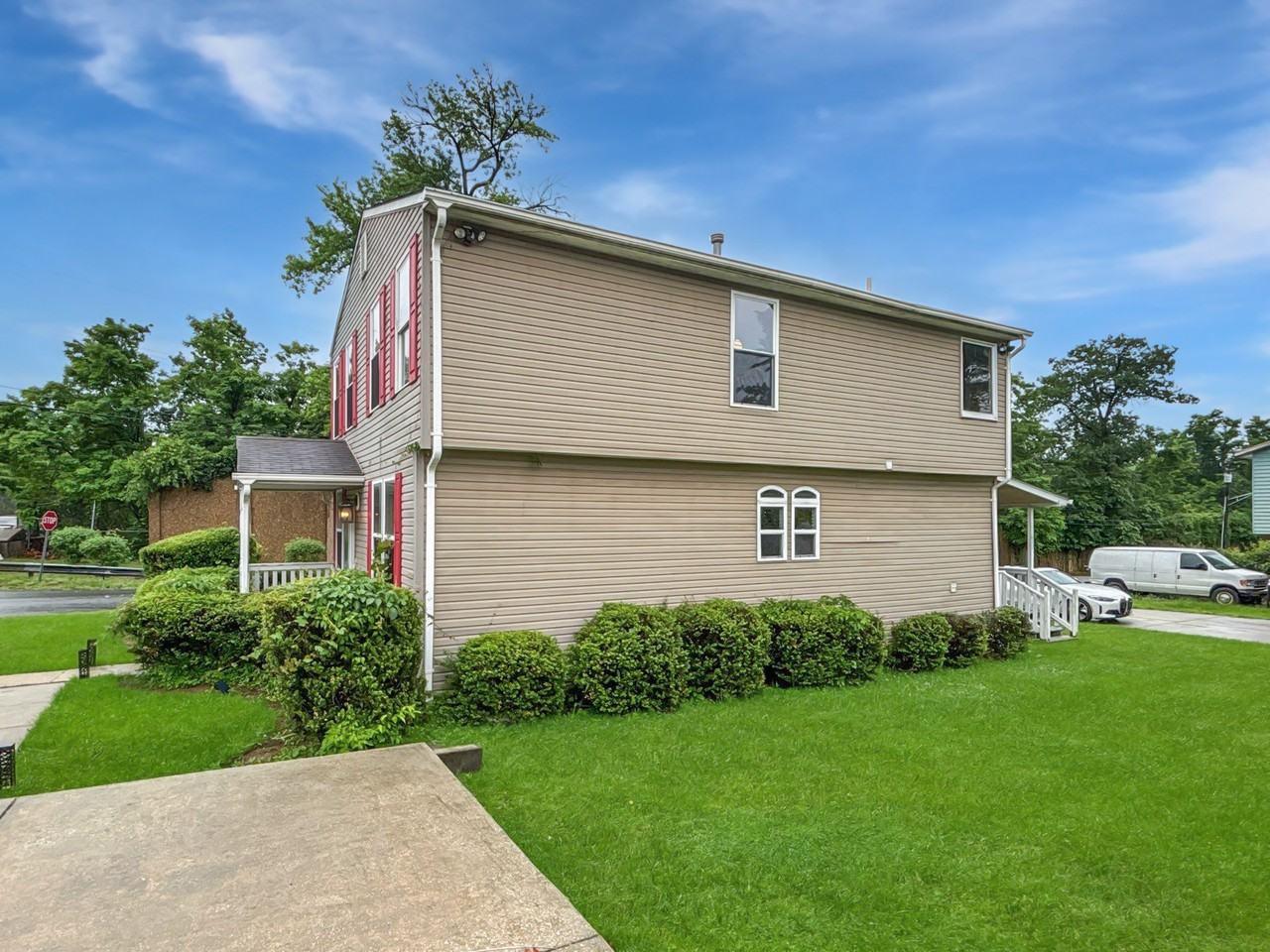 8905 Glenarden Pkwy - Photo 3 of 35