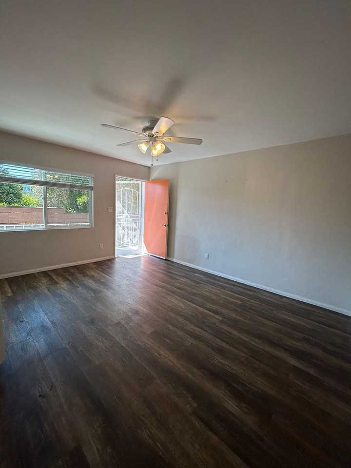 3140 30th St - Photo 3 of 13