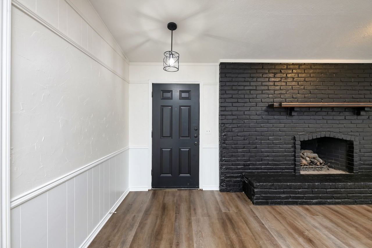 2621 Pinehurst Dr - Photo 2 of 28