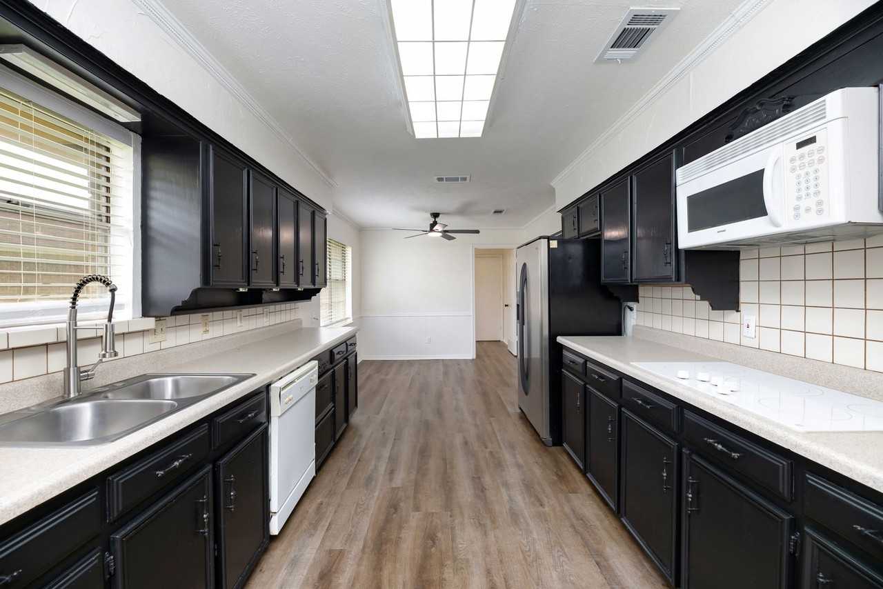 2621 Pinehurst Dr - Photo 7 of 28