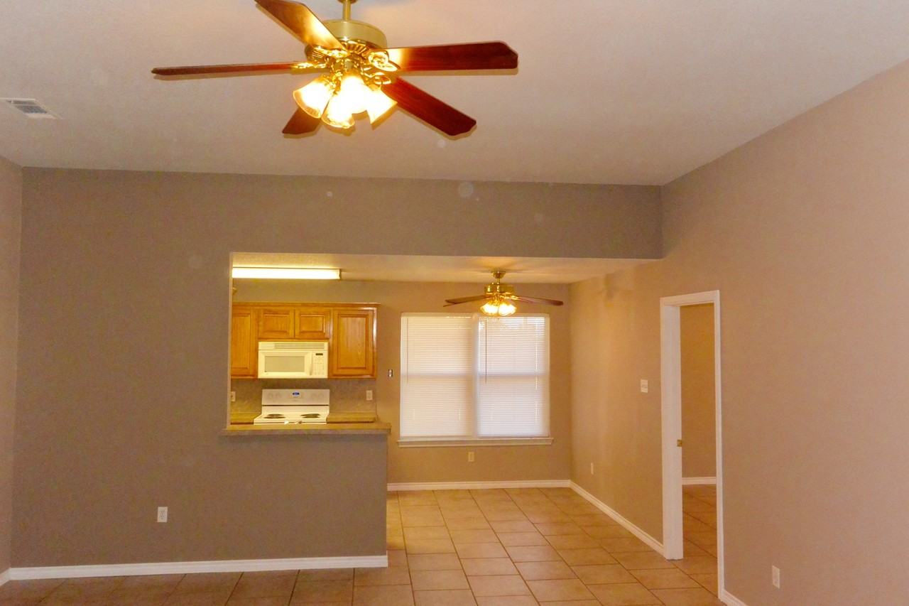 6630 Blue Water Ct - Photo 4 of 22