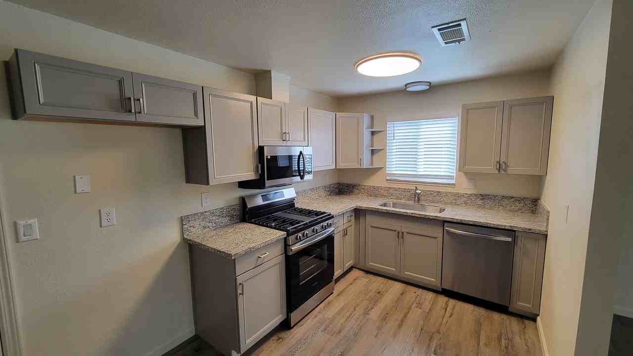 541 Arrowhead Ct - Photo 4 of 16