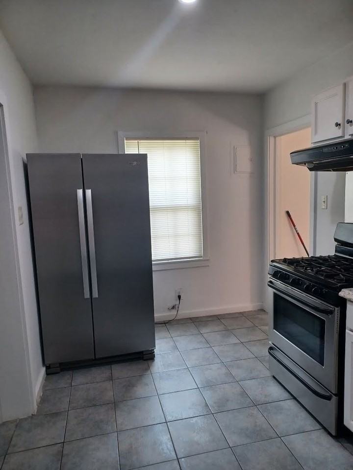 955 Cloverdale Dr - Photo 4 of 15