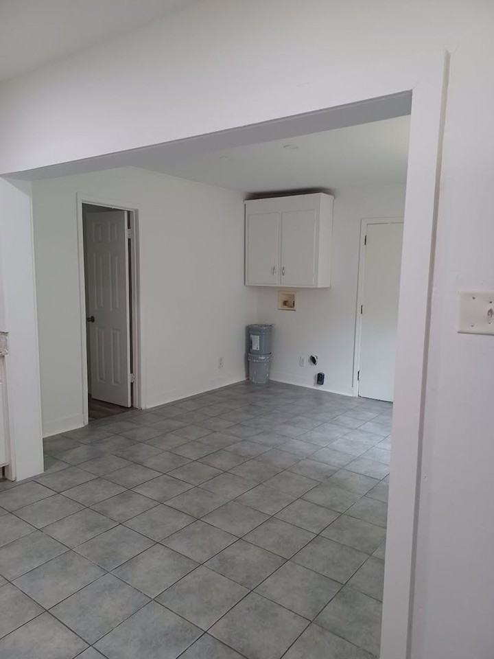 955 Cloverdale Dr - Photo 5 of 15