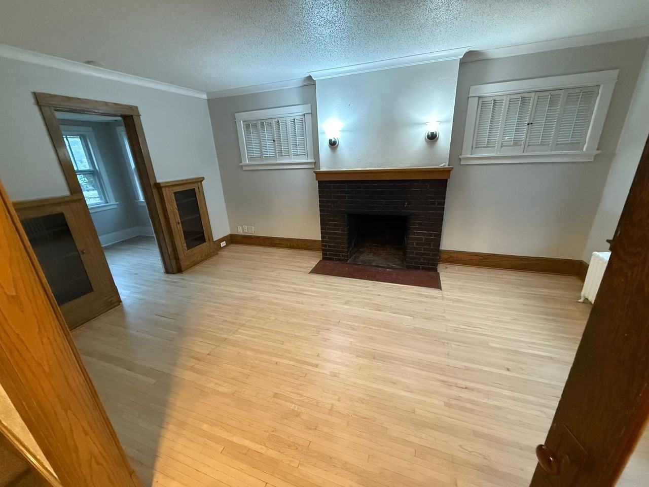 1528 E 8th St - Photo 4 of 27