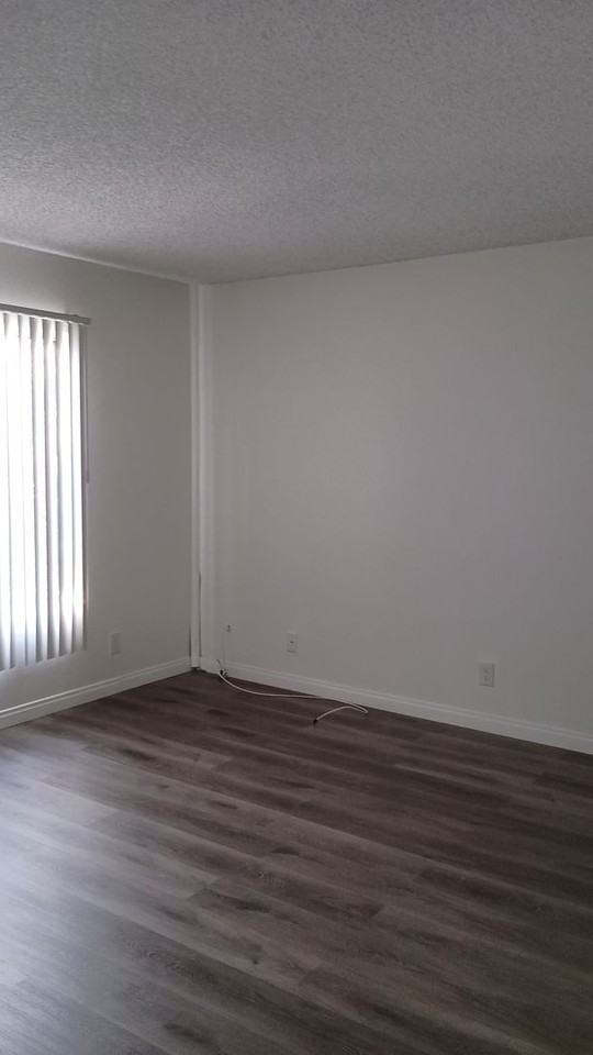 6114 Whitsett Ave - Photo 4 of 8