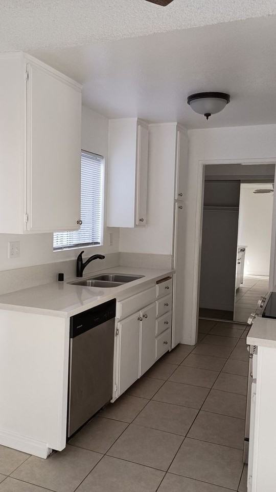6114 Whitsett Ave - Photo 5 of 8