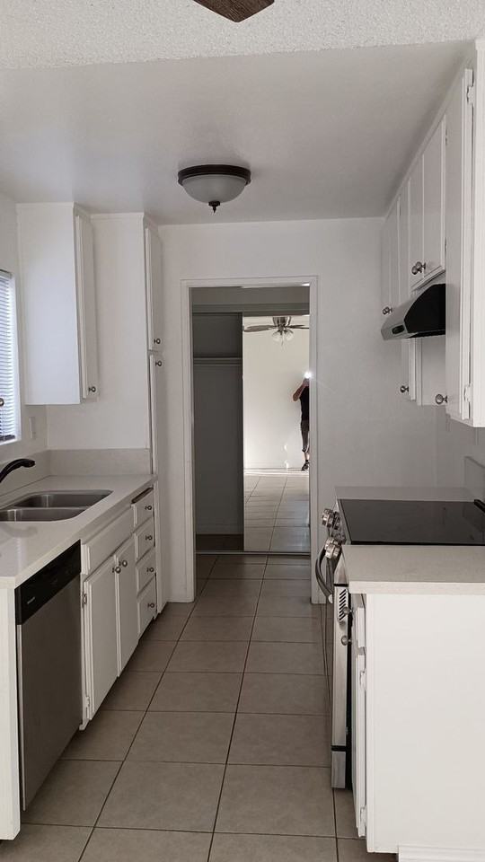 6114 Whitsett Ave - Photo 6 of 8