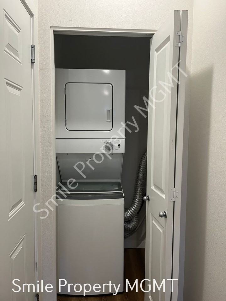 6940 Southeast Long Street - Photo 4 of 7