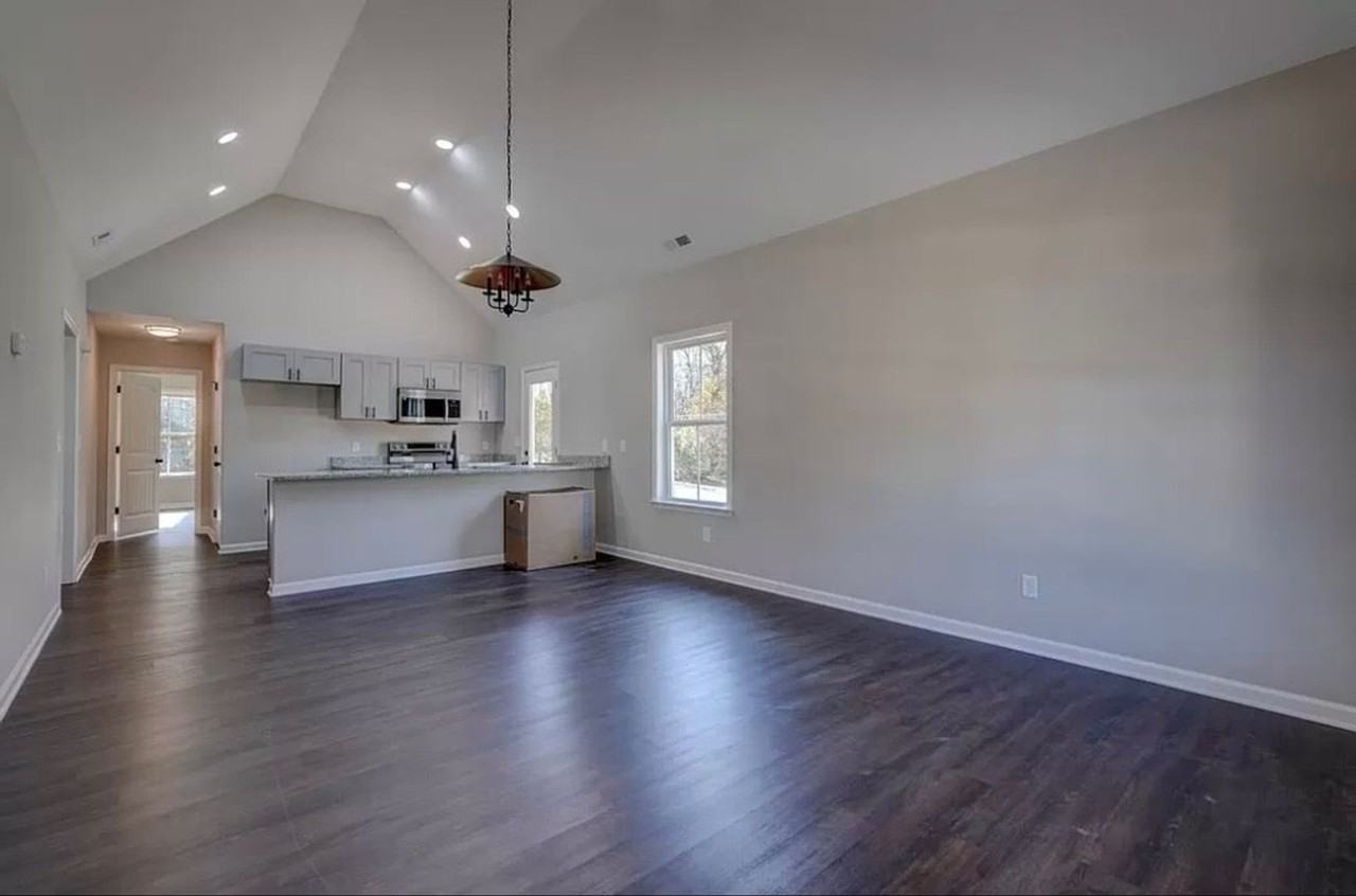 551 S Center St - Photo 2 of 12