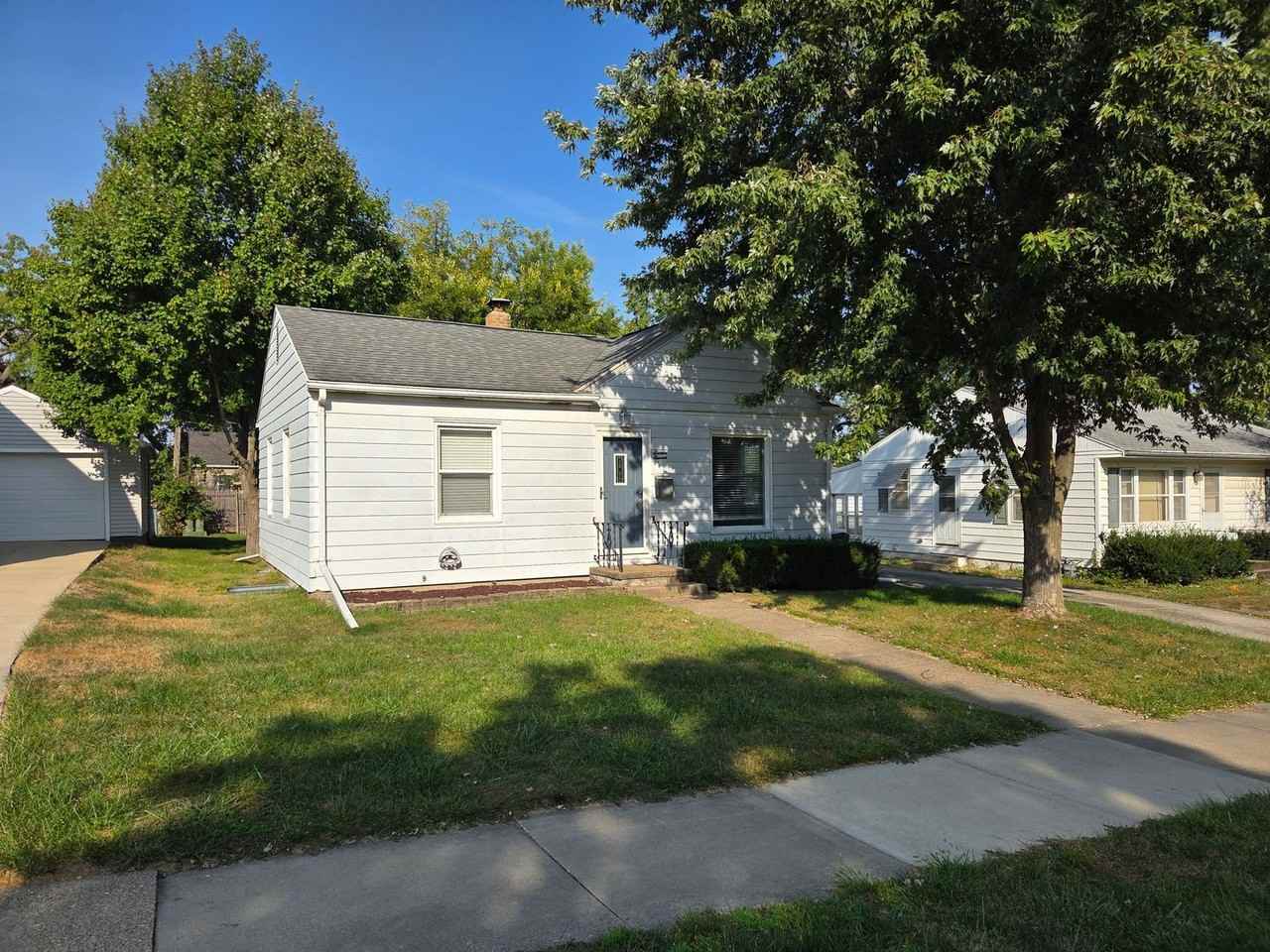 1611 Schreiber St - Photo 2 of 50