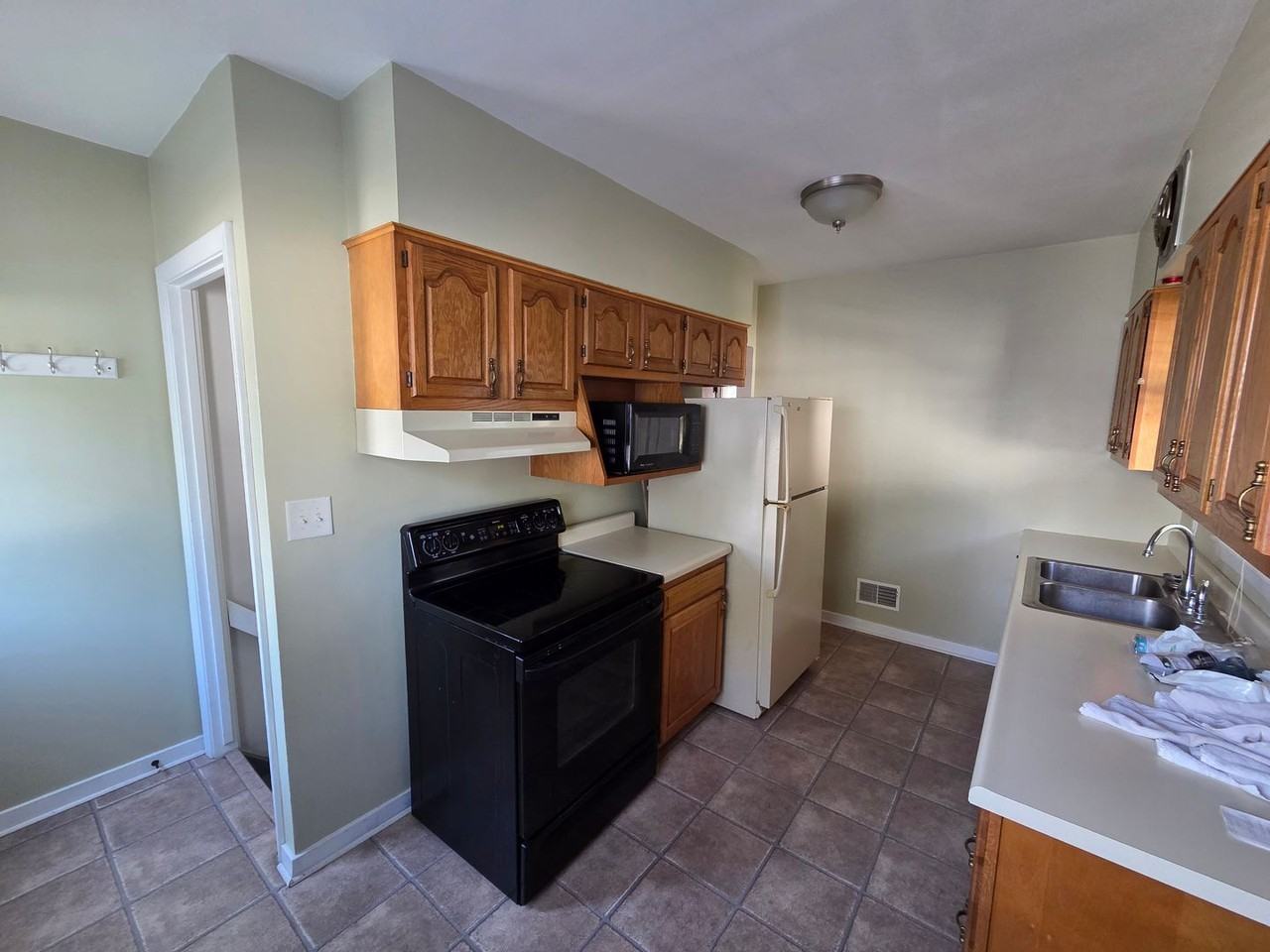 1611 Schreiber St - Photo 7 of 50