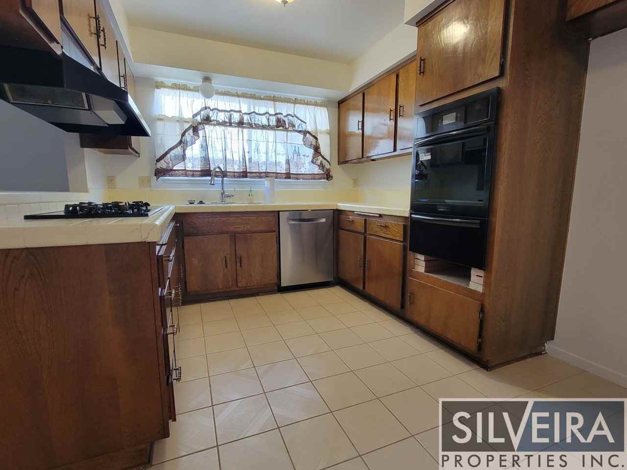 1021 N College Dr - Photo 3 of 50