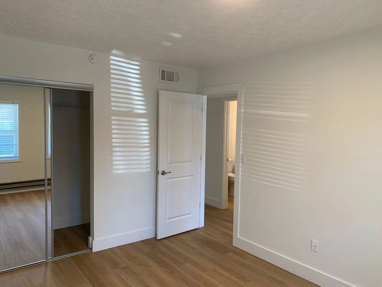 400-402 S Henderson - Photo 2 of 7