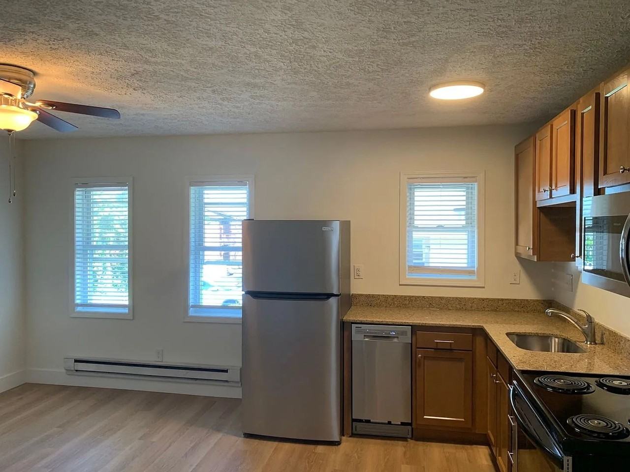 400-402 S Henderson - Photo 4 of 7