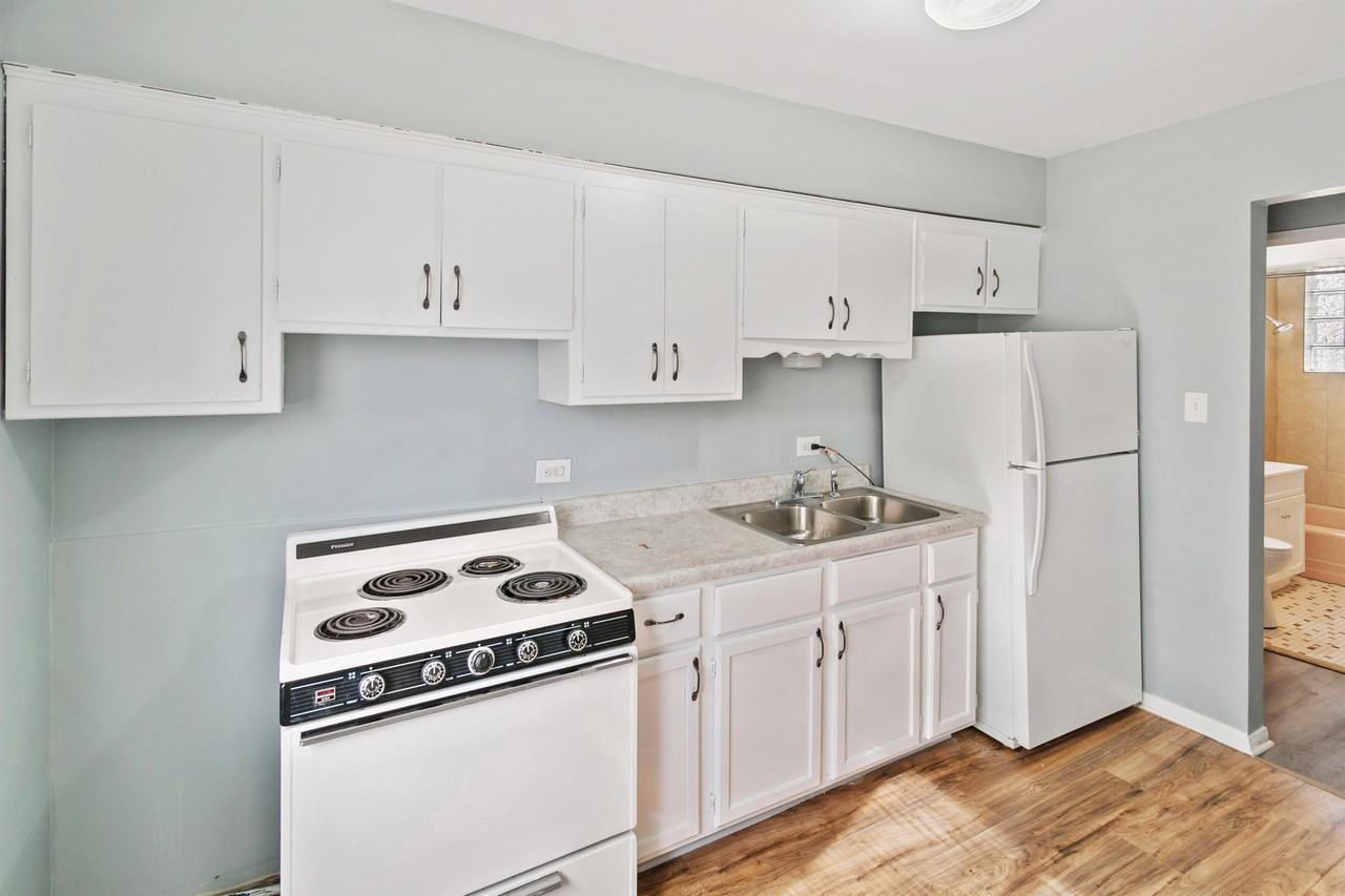 3007 West 87th Street - Photo 2 of 9