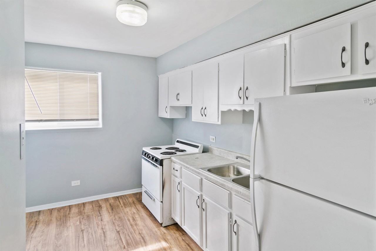 3007 West 87th Street - Photo 3 of 9