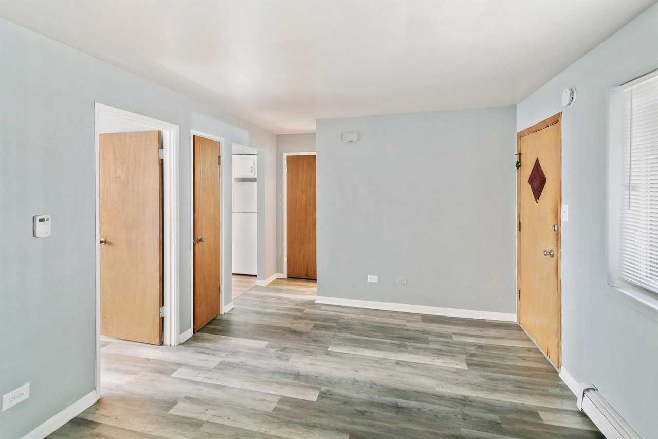 3007 West 87th Street - Photo 4 of 9