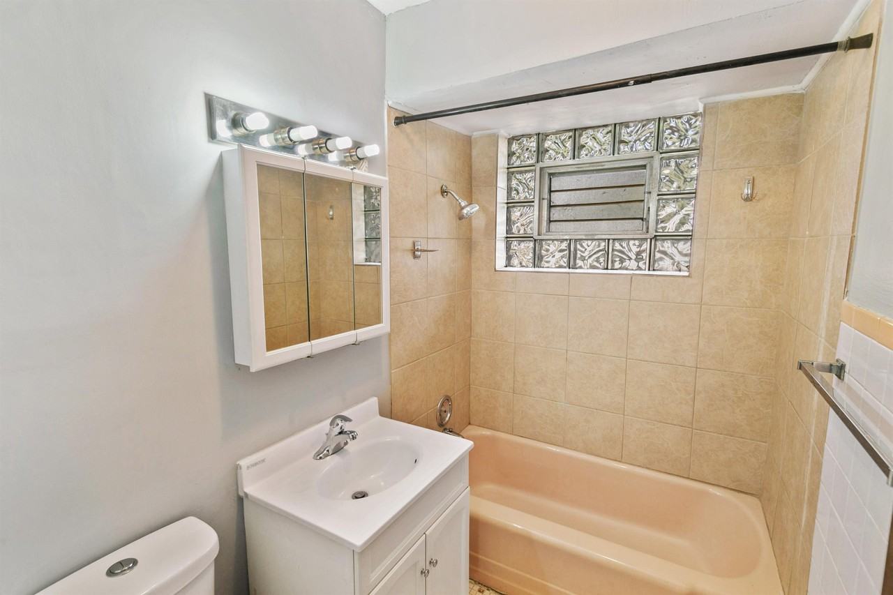 3007 West 87th Street - Photo 6 of 9