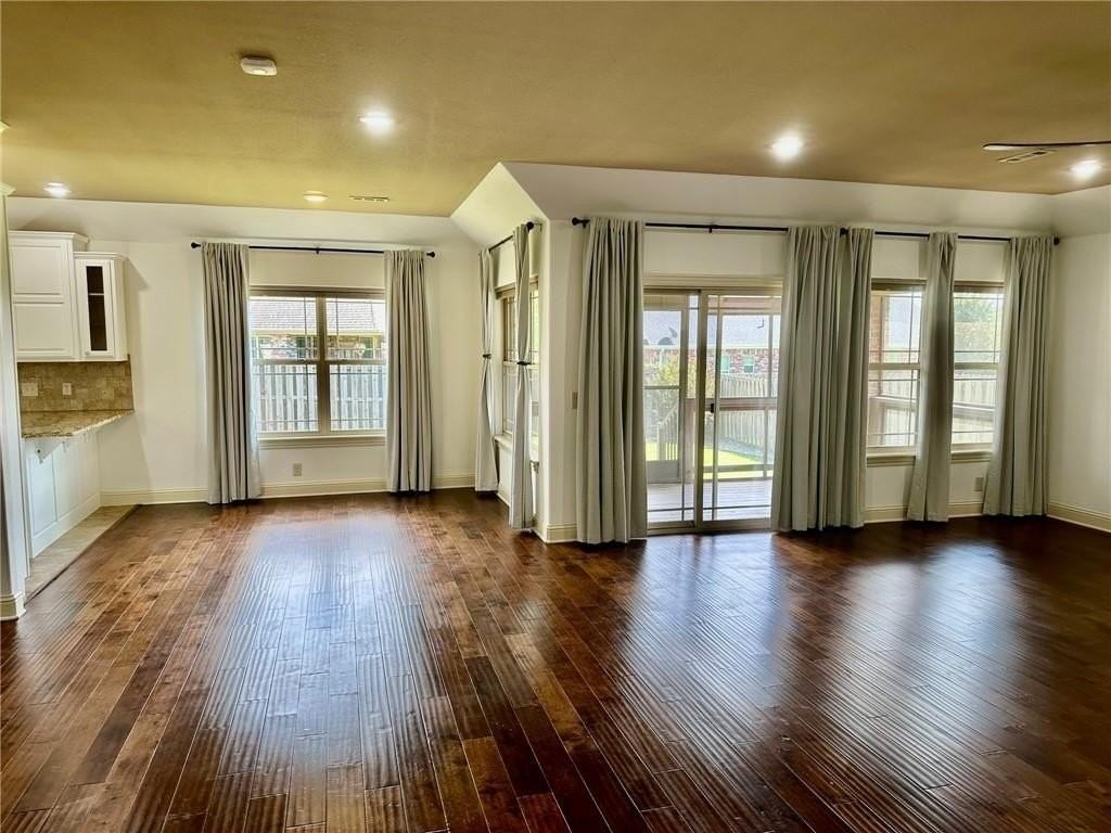 5811 S 67th St - Photo 3 of 35