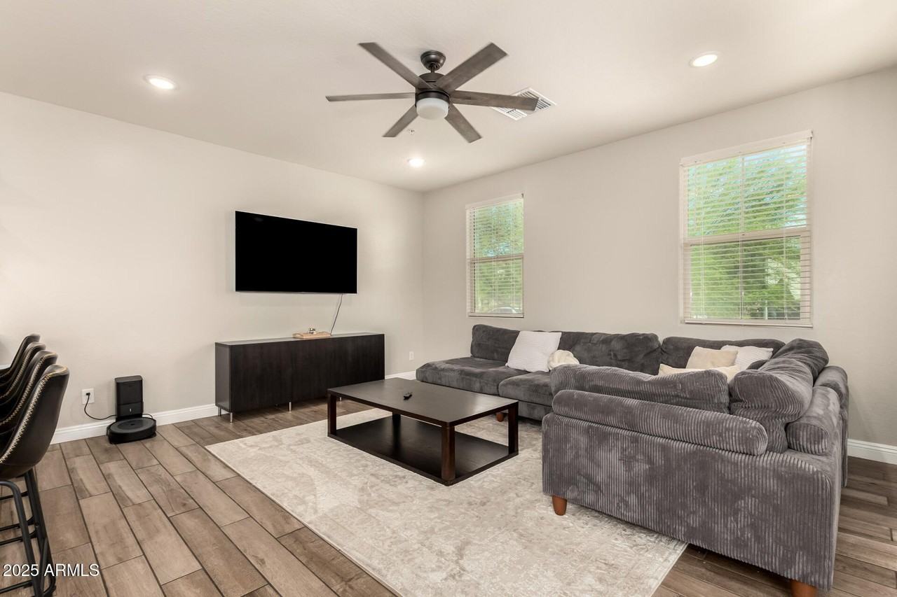 2470 N Heritage St - Photo 3 of 33