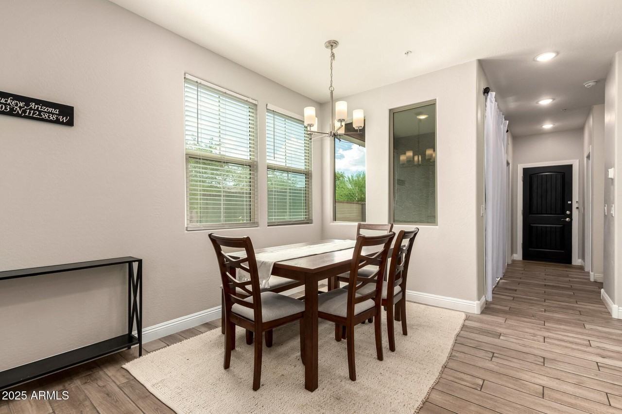 2470 N Heritage St - Photo 4 of 33