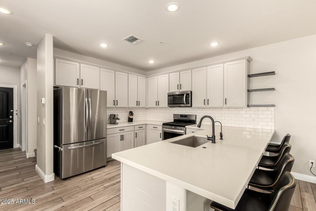 2470 N Heritage St - Photo 5 of 33