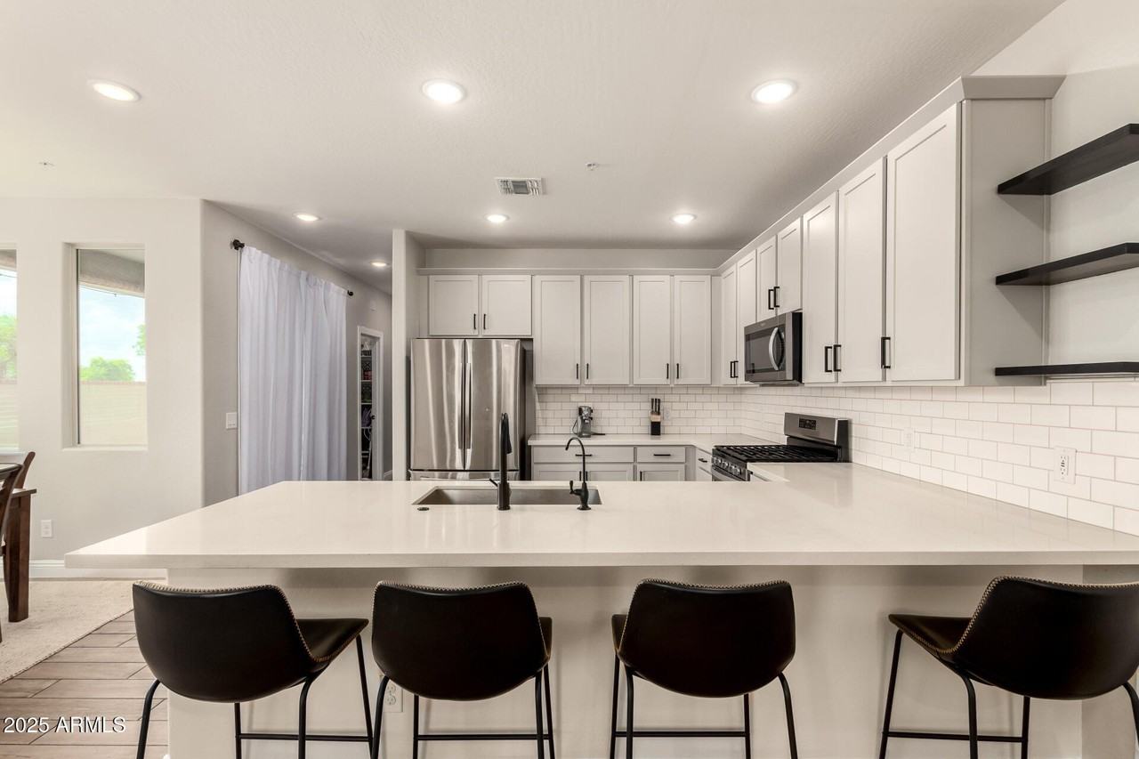 2470 N Heritage St - Photo 6 of 33