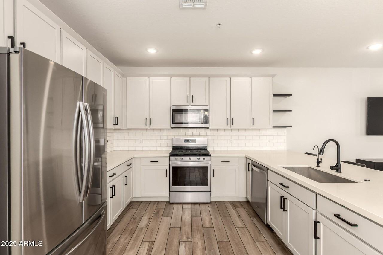 2470 N Heritage St - Photo 7 of 33