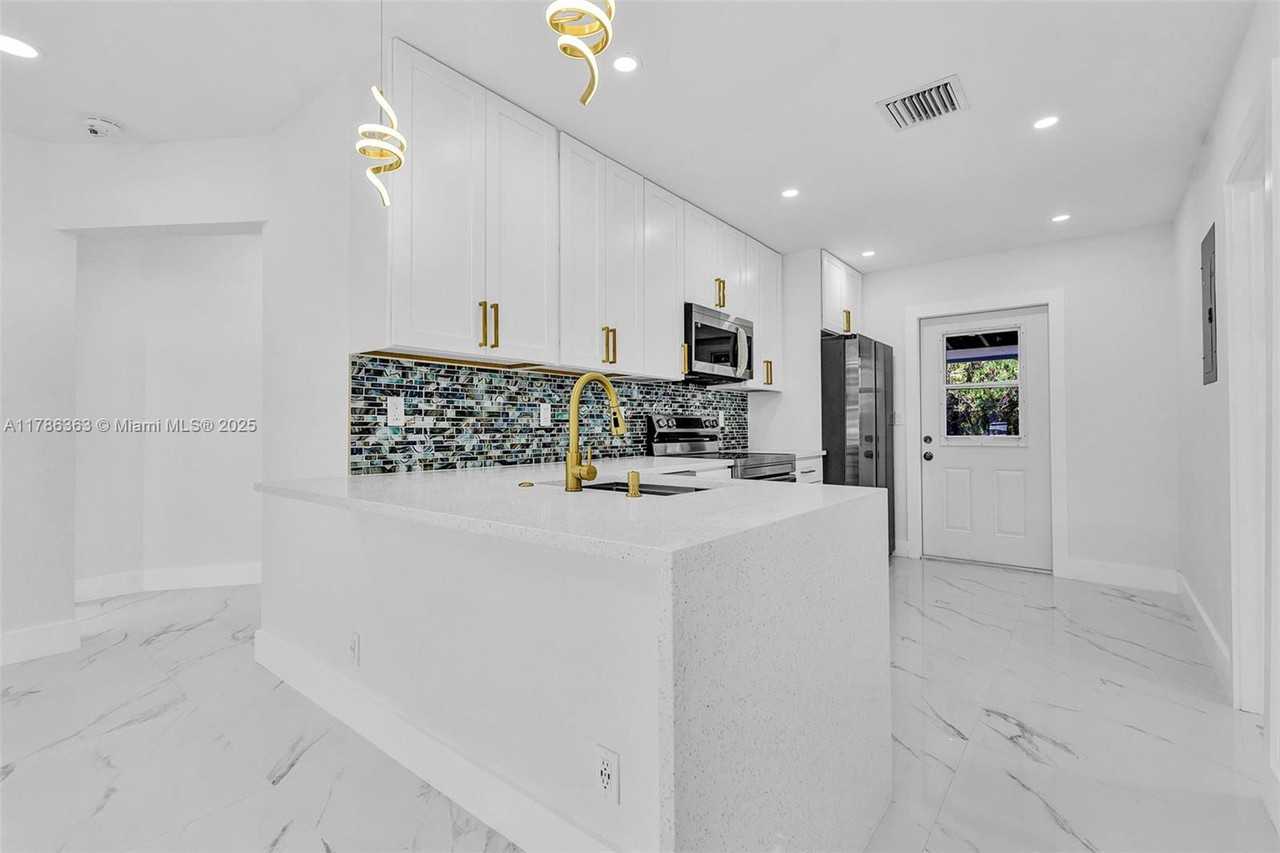 3837 Ne 16th Ter #1A - Photo 2 of 8