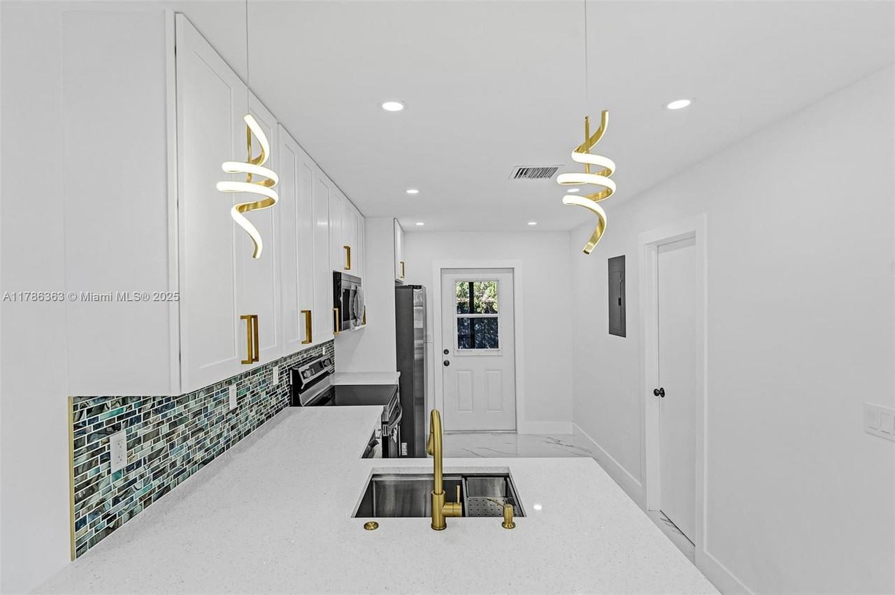 3837 Ne 16th Ter #1A - Photo 3 of 8