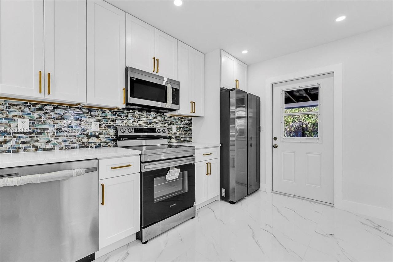 3837 Ne 16th Ter #1A - Photo 6 of 8