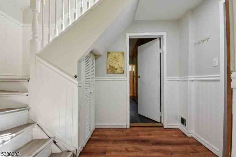 7 Cole Ave - Photo 4 of 32