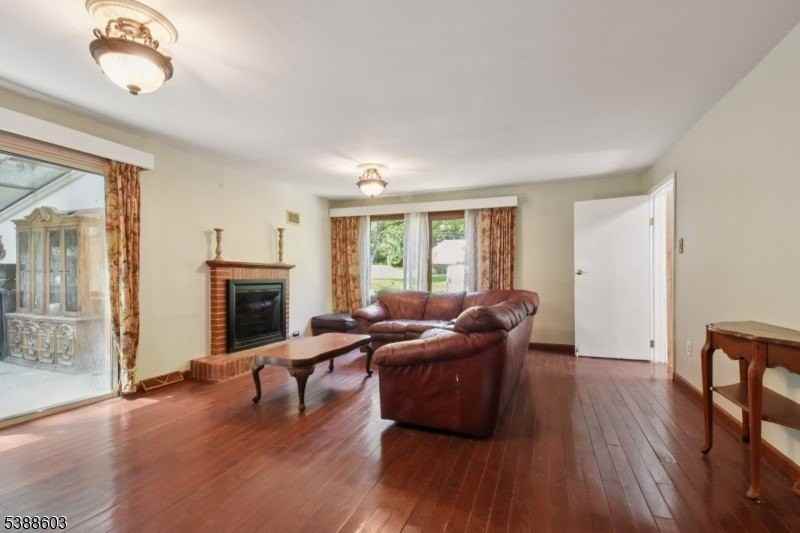 7 Cole Ave - Photo 6 of 32