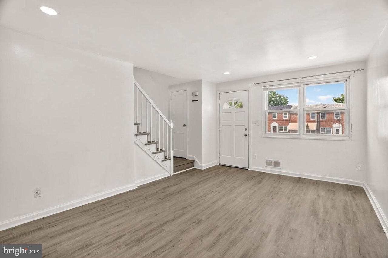 5427 Channing Rd - Photo 2 of 15