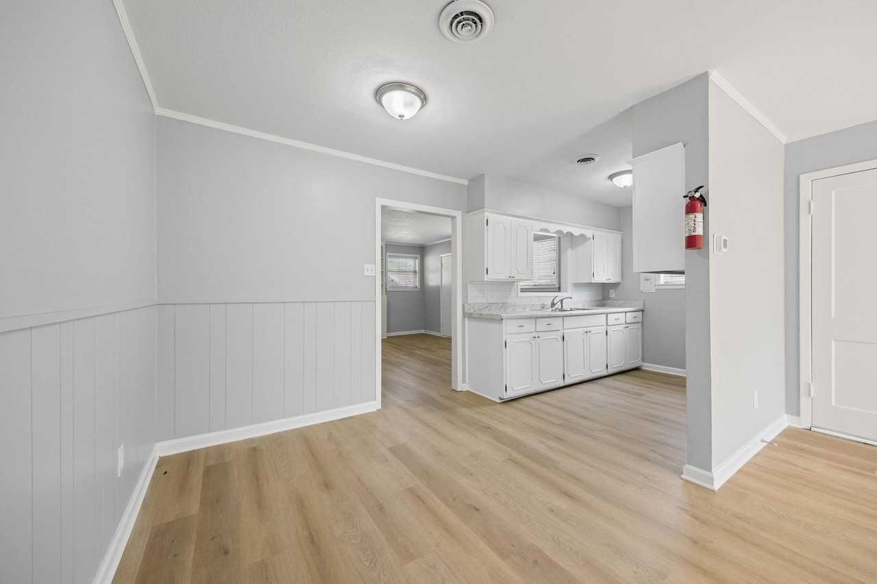 995 Avon Road - Photo 5 of 21