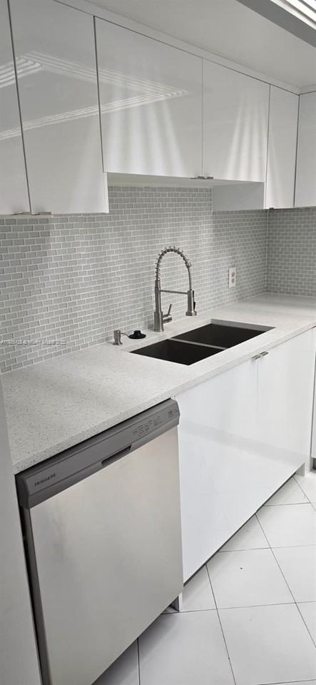 2843 S Bayshore Dr #3A - Photo 4 of 42