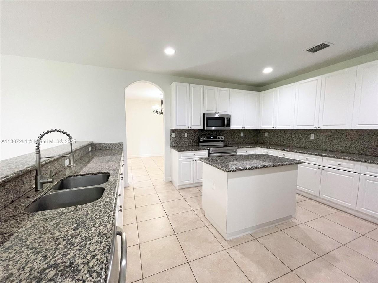 7636 Sw 193rd Ln - Photo 6 of 39