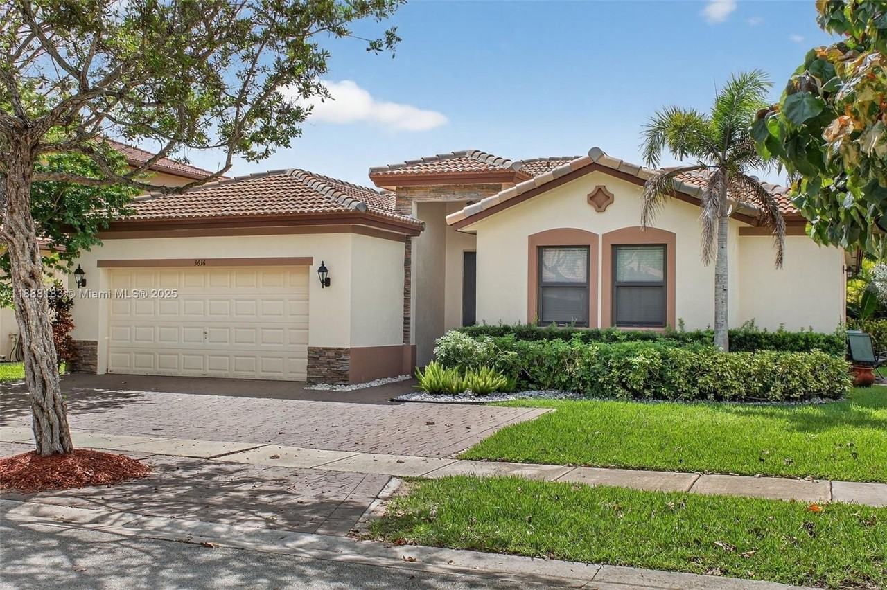 3616 Se 2nd Dr - Photo 4 of 50