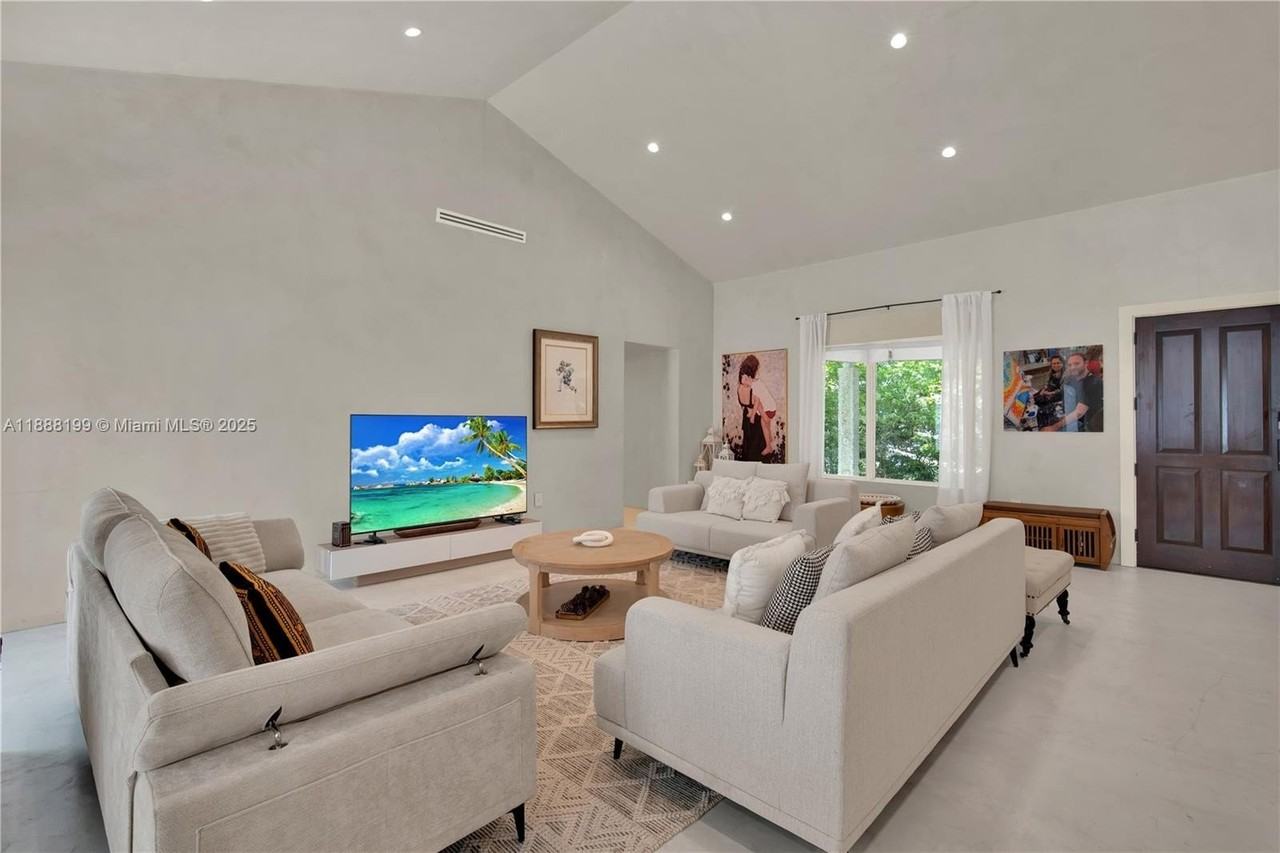 520 Bay Point Rd - Photo 6 of 45