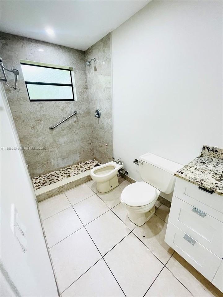 2460 Sw 16th St #2460 - Photo 2 of 20