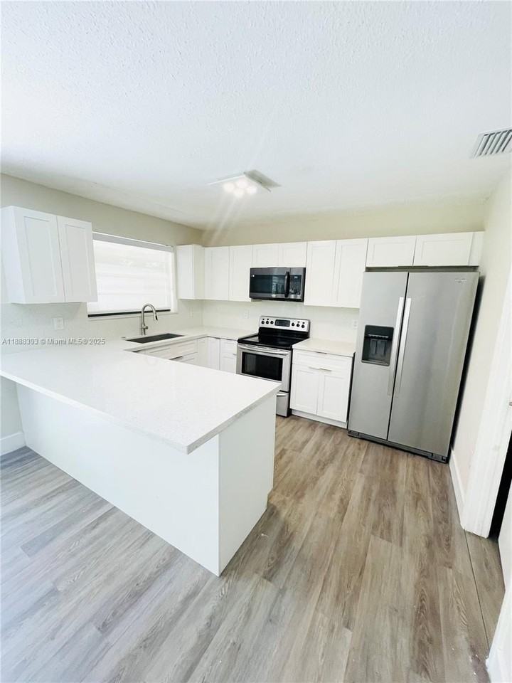 2460 Sw 16th St #2460 - Photo 3 of 20