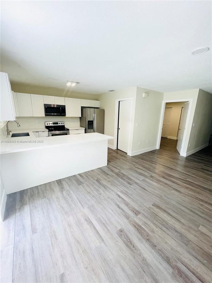 2460 Sw 16th St #2460 - Photo 4 of 20