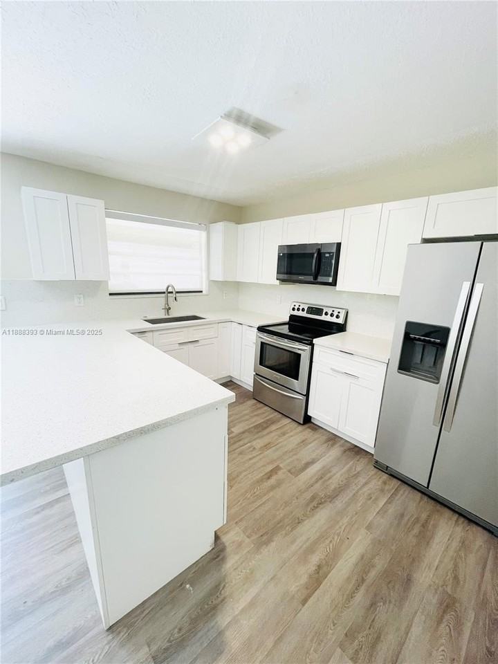 2460 Sw 16th St #2460 - Photo 5 of 20