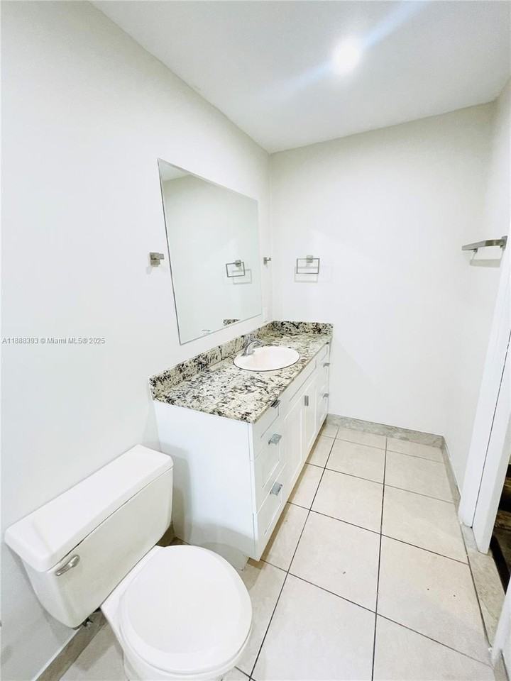 2460 Sw 16th St #2460 - Photo 7 of 20