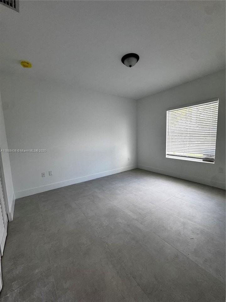 2541 Nw 9th St #0 - Photo 4 of 16