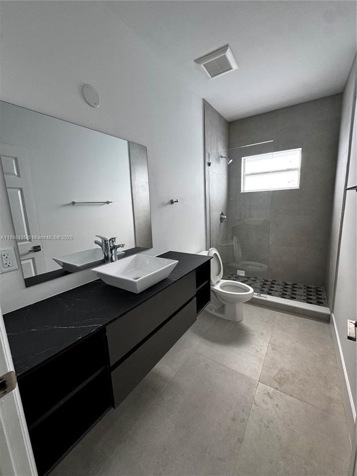 2541 Nw 9th St #0 - Photo 6 of 16